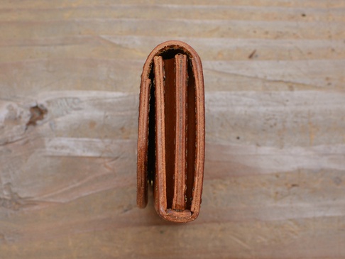 職人手作皮革Organ商務用名片夾，呈現自然棕色調，材質為真皮，側邊顯示其多層結構，設計簡約。