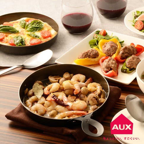 leye 披薩小鐵鍋，鍋內裝有鮮蝦、蘑菇、月桂葉和乾辣椒，鍋身為黑色金屬材質，配有黑色手柄。