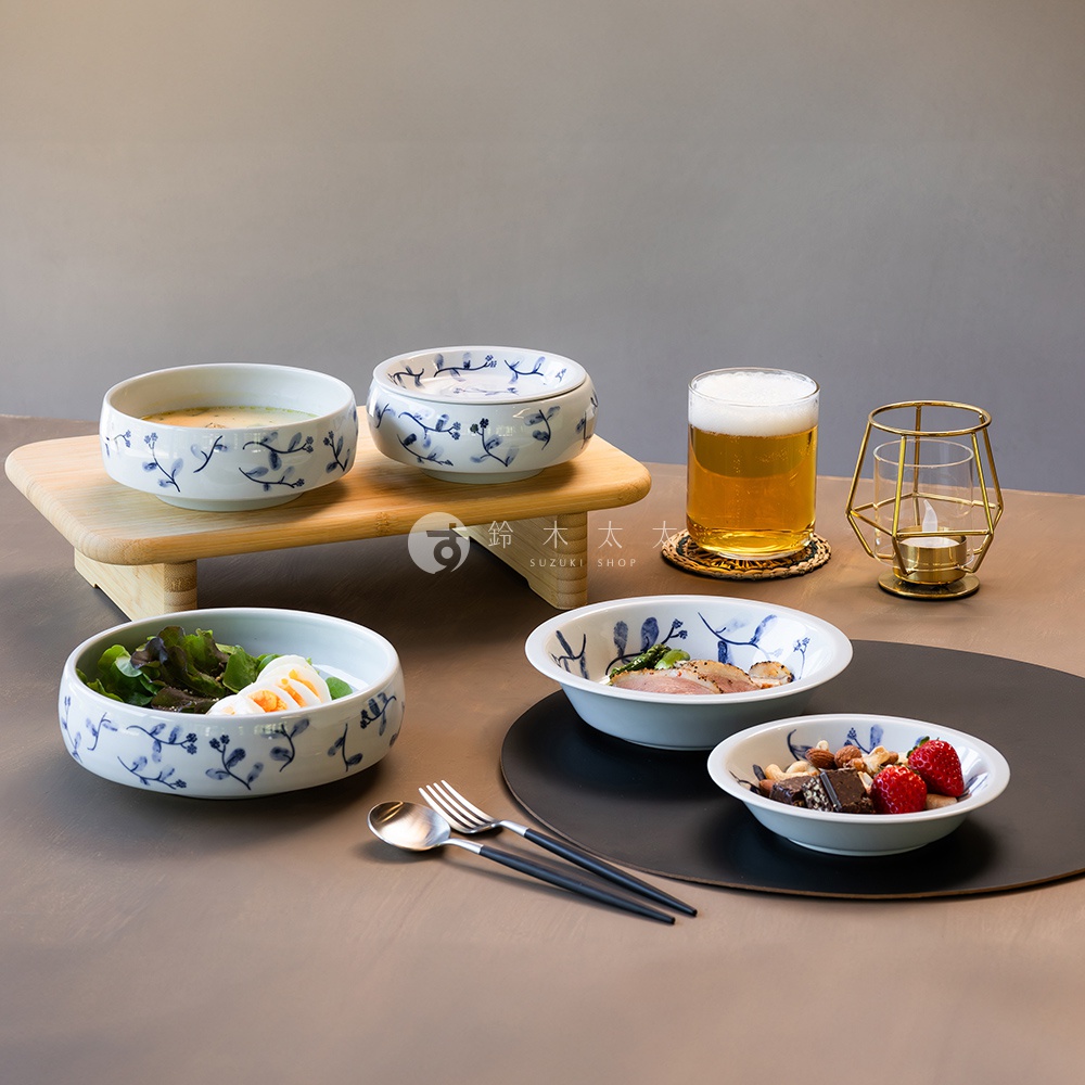 波佐見燒藍花紋四件式深碟盤組，包含盛有沙拉、水煮蛋的深盤，以及裝有食物和堅果、水果的兩款較淺盤。所有盤子均為白色陶瓷，飾有藍色植物花紋，風格典雅。