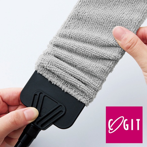 一只手拿著灰色超細纖維布套，套在黑色塑料清潔頭上，清潔頭有可調節的三角形握把。