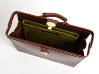 棕色皮革製的橫式收納袋，內含綠色皮革隔層，帶有金色金屬鎖扣和提把。