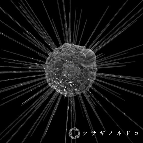 透明立方體內雷射雕刻出細長的放射狀結構，中心為球狀結構，表面有大小不一的氣泡和紋理，右側有一個較大的突出圓形結構。