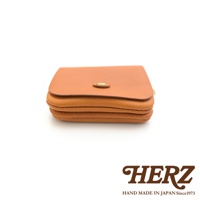 棕褐色皮革製作的雙層錢包，外觀簡約，正面中央有一個金色按扣，錢包邊緣呈現自然的皮革紋理。