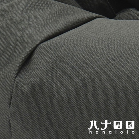 深灰色紋理布料懶骨頭沙發特寫，展示其材質細節與柔軟褶皺。