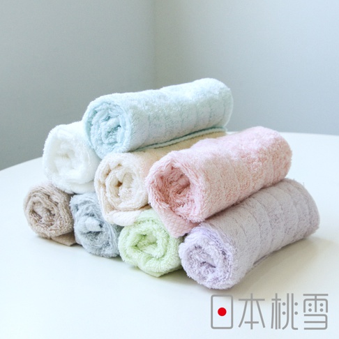 一疊今治超長棉方巾，顏色包含淺藍、白色、米白、粉紅、淺紫、淺綠、灰色及大地色。方巾質地柔軟，呈現細緻的織紋。