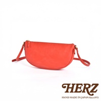 日本HERZ職人手作皮革半圓馬鞍包，紅橘色，展示品牌標誌。