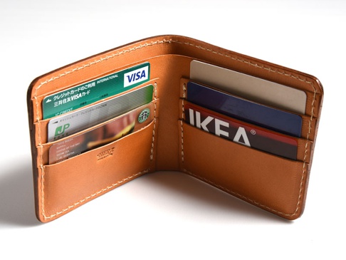 職人手作皮革外附零錢袋雙折短夾 (WS-7)，淺棕色皮革材質，內有多個信用卡槽，可放入多張卡片，並有明顯的縫線細節。