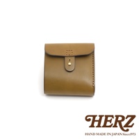 職人手作皮革原子釦型二折式短夾，橄欖綠色，採用真皮材質，設計簡潔，以原子釦固定開合，側邊有手工縫線細節。