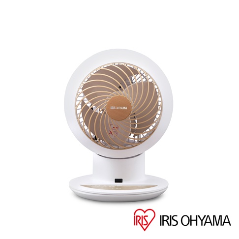 白色機身的 IRIS OHYAMA PCF-SC15T 空氣循環扇，配備木紋色扇葉與圓形邊框，扇葉中央有品牌標誌與可愛貓咪圖案。