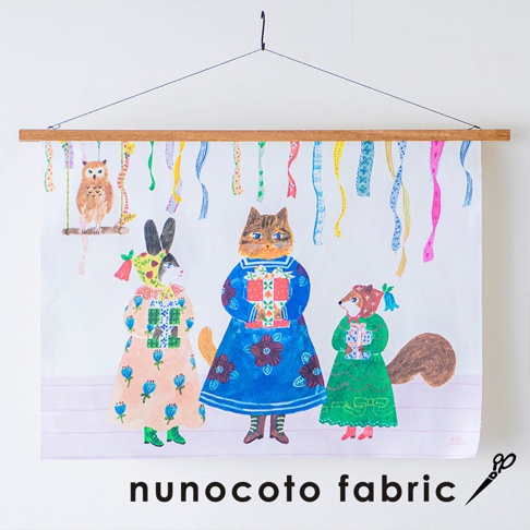 無框帆布藝術海報，描繪一場動物們的交換禮物派對。畫面中有貓、兔子和松鼠，牠們都穿著色彩鮮豔的服飾，並手持禮物。背景有彩色的飄帶裝飾，整體風格可愛活潑，材質為帆布。