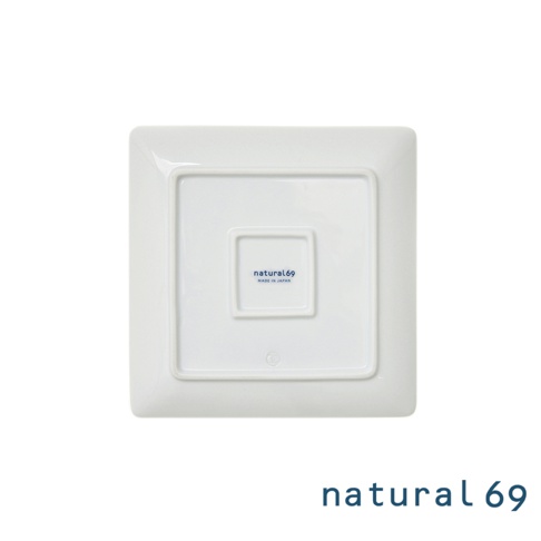白色陶瓷方形餐盤，底部中央有方形凹槽，印有「natural69 MADE IN JAPAN」字樣。
