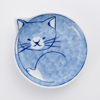 藍色水彩風格貓咪圖案陶瓷小碟，以簡約線條勾勒出貓咪的臉部及盤起的身體，碟身為白色，邊緣有貓耳朵造型。