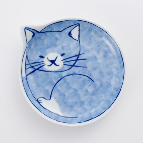 藍色水彩風格貓咪圖案陶瓷小碟，以簡約線條勾勒出貓咪的臉部及盤起的身體，碟身為白色，邊緣有貓耳朵造型。