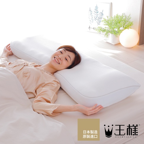 一位女性仰躺在白色、寬長型的極夢枕上，枕頭表面呈現細密的網狀紋理，有助於支撐頭部與頸部。