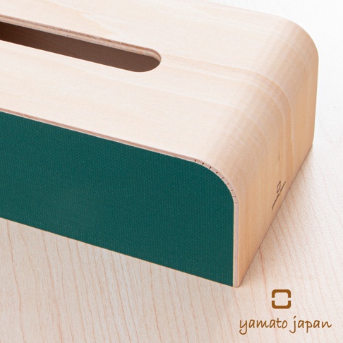 手作布藝木質面紙盒，以淺色木紋材質製成，盒身一側綴有深綠色紋理布料，頂部設有長方形開口。