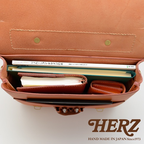 職人手作皮革傳統歐風三用學生包 BC-75，焦糖棕色皮革，內部收納書籍、筆記本與短夾，展現皮革自然紋理與精緻車縫。