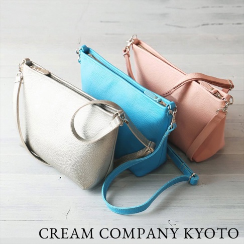 三款京都職人手作隨身側背包，分別為銀色、藍色及粉紅色，皆為皮革材質，設計簡約，帶有拉鍊開合及可拆卸肩帶。