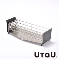 不鏽鋼窄型碗碟瀝水架，附有傾斜式瀝水盤，可收納多個碗盤。一側為黑色擋板，另一側為不鏽鋼腳座。