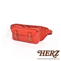 紅色皮革騎士隨身斜背包，配有兩個黃銅色帶扣的翻蓋前袋，上方有拉鍊開口，可調節的皮革腰帶。