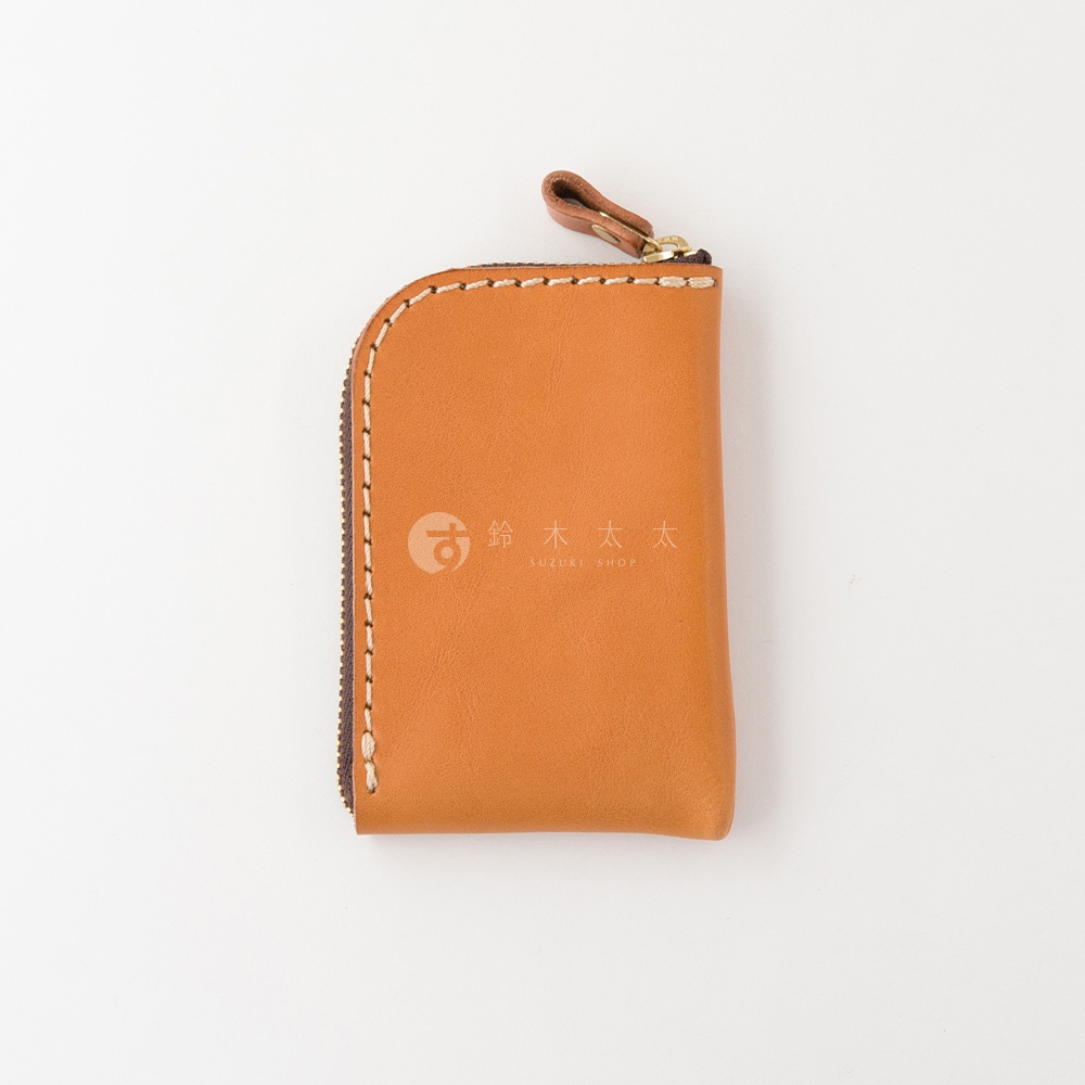 一個淺棕色的日本HERZ職人手作Stare皮革迷你錢包，採用L型拉鍊設計，正面可見Suzuki Shop商標，外觀簡約並具有明顯的淺色手工縫線細節。