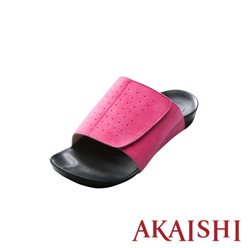 桃紅色絨面鞋面，附有魔鬼氈可調整寬度，鞋面點綴小孔。黑色鞋底，鞋床有紋路設計。