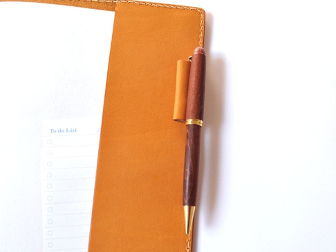 LL(B5)、XL(A4)サイズにはペン差しが付いています。ペン差しの径は小さめに作っていますので、基本的にはペンクリップに差し込む形でご愛用下さい