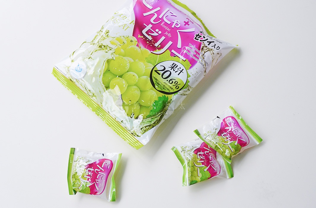 一袋綠色包裝的蒟蒻果凍，上面印有綠色葡萄圖案和日文文字，下方有三小包獨立包裝的蒟蒻果凍。