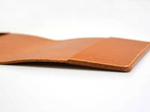 職人手作皮革厚革書套 (KB-4) M，採用天然棕色皮革製成，邊緣車縫細緻，展現厚實的皮革紋理與質感。