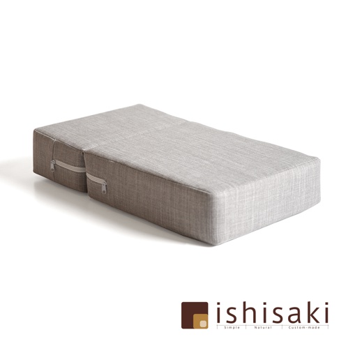 淺灰色布藝可折疊寵物樓梯，兩側有拉鍊設計，結構穩固，適合輔助寵物上下。