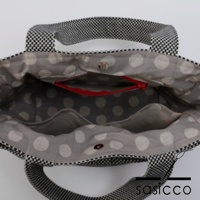 三河木綿刺子織托特包，外觀為黑白格紋，內裡為灰色圓點圖案，設有紅色拉鍊內袋及多個隔層。