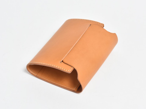 フラップを抜き出して開きます。使い始めは特に革の張りがあるため、フラップの開け閉めがしずらい場合がありますが、革が馴染んでくるとスムーズになります。