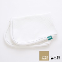 白色天絲緹花枕套，表面有細緻的菱格紋理，邊緣以灰色滾邊裝飾。枕套一角縫有綠色品牌標籤，標示「王樣®」。