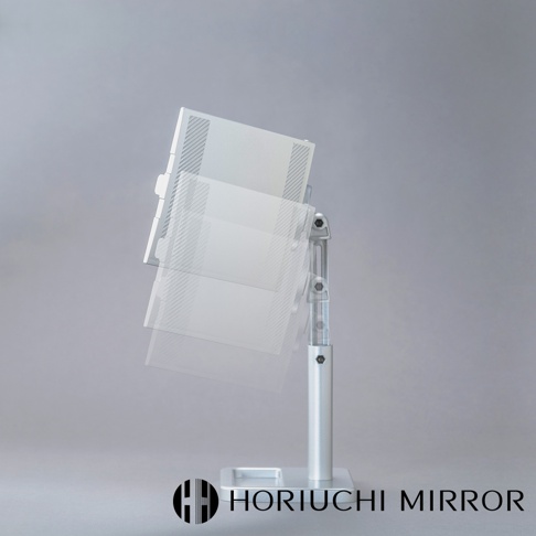 銀色金屬材質的 NAPURE 桌上型化妝鏡，三折鏡面，可調整角度，鏡面帶有細緻的格紋紋理。