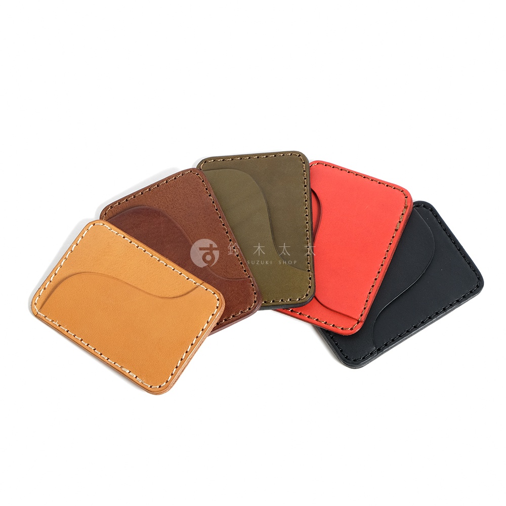 五個手工皮革名片夾，分別為卡其色、棕色、軍綠色、紅色和黑色，皆有縫線細節。