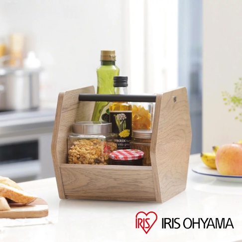 淺木色木質收納盒，帶有黑色提把，收納多瓶醬料、油品及穀物罐，擺放於廚房檯面上。