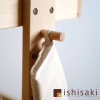 木質收納推車的細節，展示了淺木色木製結構、圓形木掛鉤，以及懸掛著的米白色布袋。