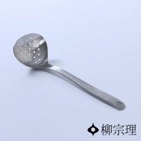 一個不鏽鋼圓孔杓，杓面有許多圓形孔洞，杓柄末端有掛孔，整體為銀色金屬質感。