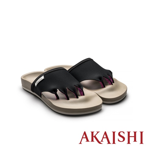 一雙米色鞋底、黑色鞋面、帶有粉紅色夾腳設計的五指訓練拖鞋，鞋面有品牌標籤。