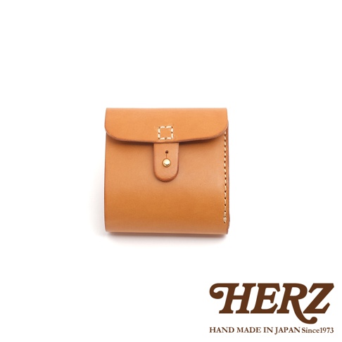 職人手作皮革原子釦型二折式短夾，淺棕色皮革，以手工縫線與金屬原子釦固定，設計簡約。