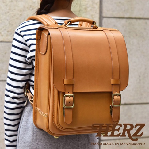 職人手作皮革小學生書包，經典棕色，雙皮帶扣設計，質樸耐用。
