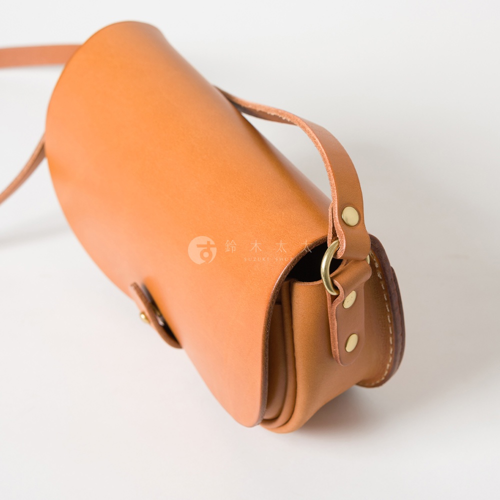 職人手作皮革迷你馬鞍包，卡其色，圓弧形包身，配有可調節皮質背帶及金屬扣環。