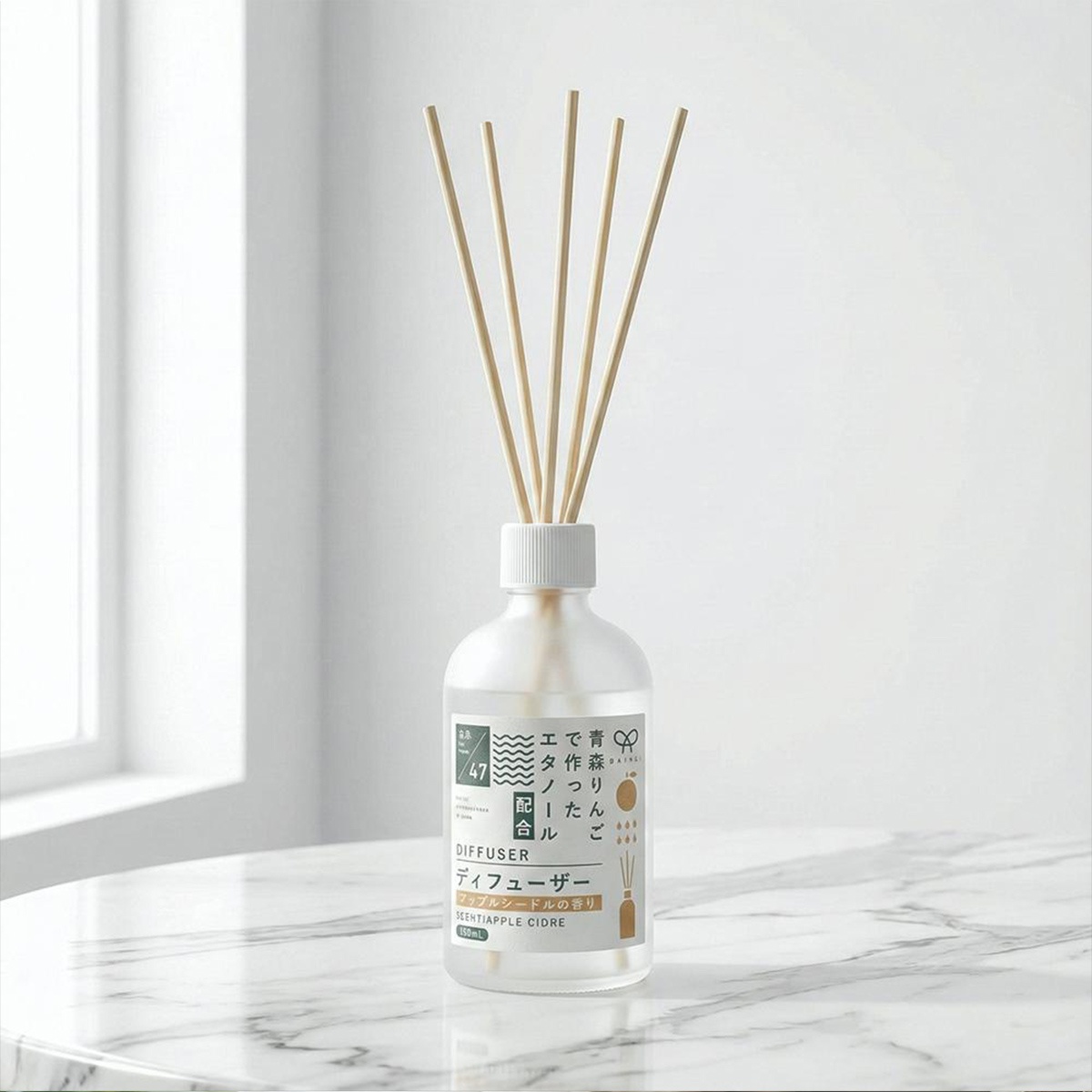 KYARA MUSUBI 室內擴香竹，採用青森蘋果與氣泡酒渣製成的再生乙醇，散發著 Apple Cider 的甜潤果香。
