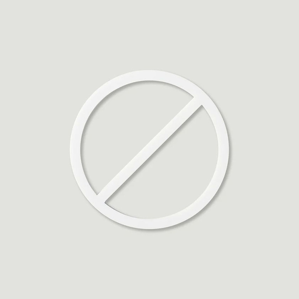 白色禁入標示牌，圓形內有一個斜線，材質為光滑的塑料或金屬，背景為淺灰色。