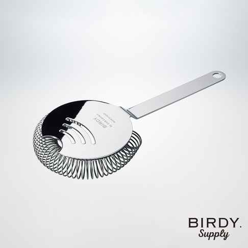 銀色不鏽鋼長柄濾酒隔冰匙，帶有圓形濾網和三個弧形濾孔，手柄末端有掛孔。