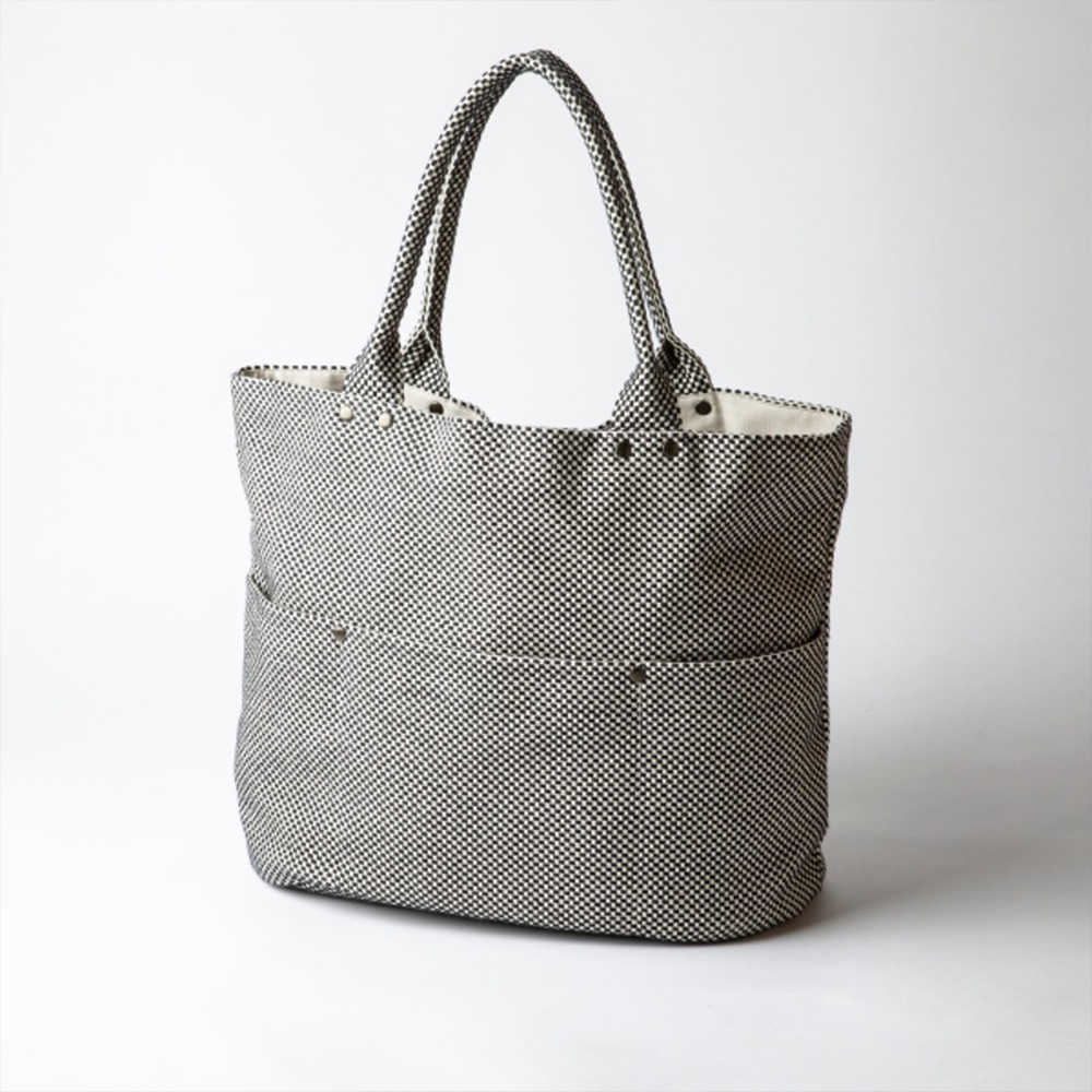 黑白格紋三河木綿刺子織大開口托特包，配有兩條提把，正面有兩個平口外袋，包口有四個金屬扣。