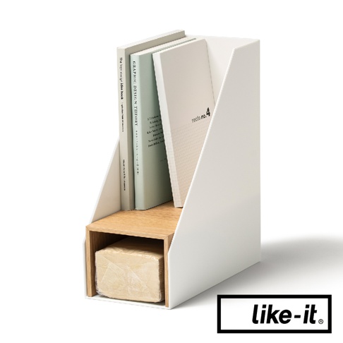 PLUS RACK 多用途雙層木紋整理架（窄款）為白色塑料材質，搭配木紋色底座，可收納多本書籍。