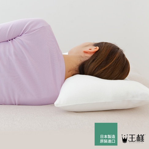 一名女子側臥於一張淺色床鋪上，頭部枕於一個白色、柔軟的頸椎枕，枕頭呈現出優雅的弧度，支撐著頸部。