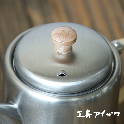 霧面不鏽鋼直筒茶壺，帶有木質壺蓋頭和側邊把手，400ml容量。