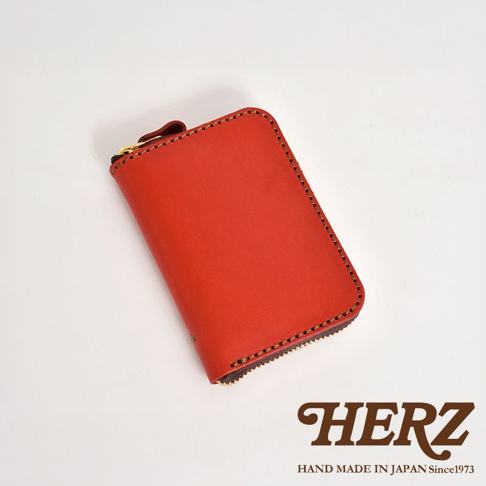 職人手作皮革多用途收納鑰匙包KE-4，紅色皮革，帶有金色拉鍊和咖啡色縫線，尺寸約為長10公分、寬7公分、厚2公分。