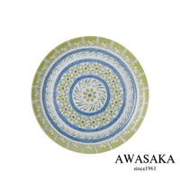 歐式淺湯盤，白色陶瓷底，盤面繪有綠色小花、藍色圓形花紋及綠色幾何邊框，風格典雅。